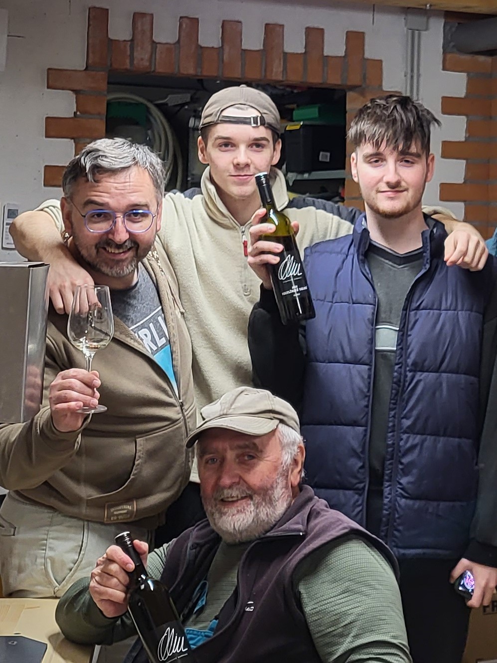 Společná fotka rodiny Beděrovi ve vinném sklepě